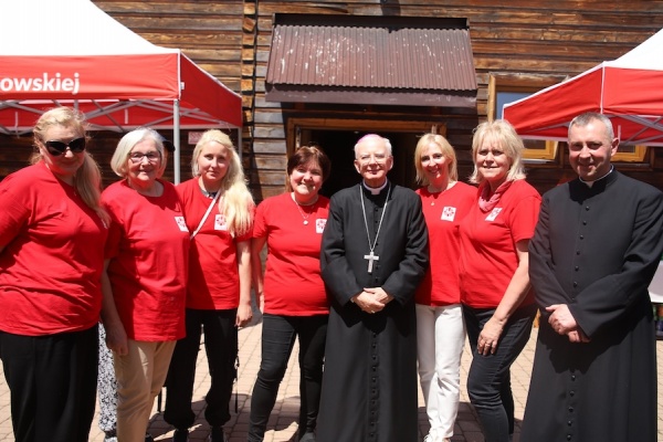 arcybiskup jędraszewski z wolontariuszami caritas